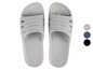 Une paire de tongs grises avec un motif en grille sur la semelle.