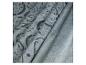Tissu de velours gris avec un motif paisley.