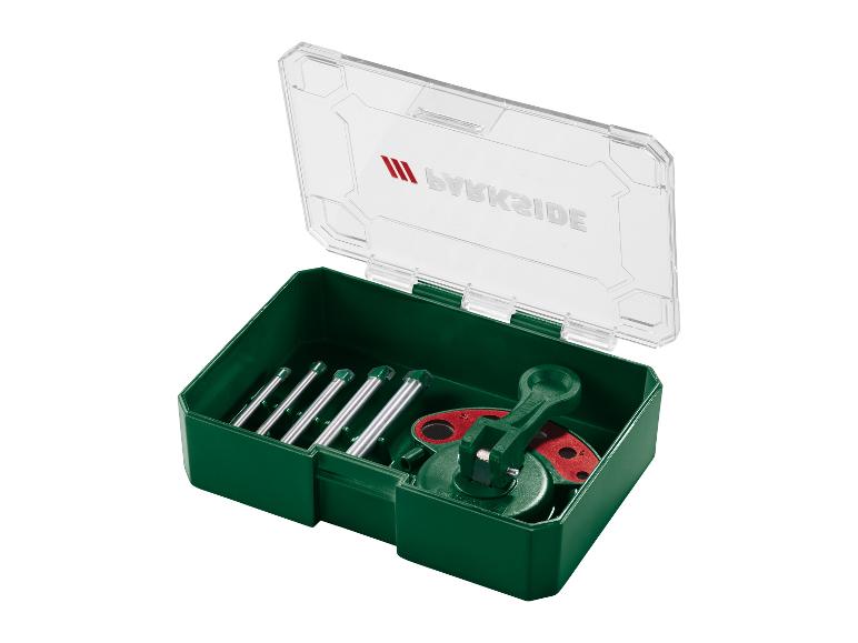 Ensemble de forets et accessoires dans une boîte verte ouverte