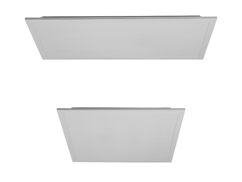 Deux plafonniers carrés encastrés.