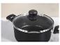 Casserole noire avec couvercle en verre et poignées noires.