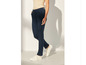 Pantalon bleu marine avec des détails blancs et des baskets blanches.