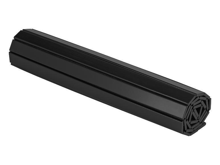 Un tapis de sol noir roulé est présenté sur fond blanc.
