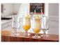 Cocktails à l'ananas dans des verres à pied et pailles.