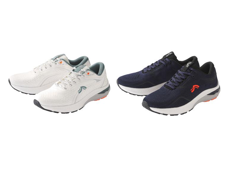 Deux paires de chaussures de course à pied, une paire blanche avec des accents bleus et une paire bleu foncé avec des détails orange.
