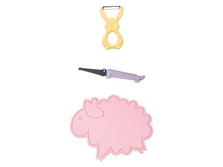 Une planche à découper en forme de mouton rose, un éplucheur en forme de lapin jaune et un couteau en forme de crocodile violet