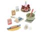 Ensemble de jeu de pâtisserie avec un gâteau jouet, des ingrédients et des ustensiles.