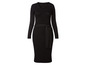 Une robe en tricot noire avec une ceinture.