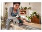 Une femme utilise une scie circulaire Parkside pour travailler le bois.