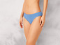 Un string de bikini bleu sur une femme.