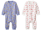 Deux pyjamas bébé, l'un à motifs soleils et cœurs, l'autre à motifs étoiles.