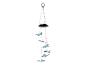 Carillon solaire avec papillons bleus lumineux.