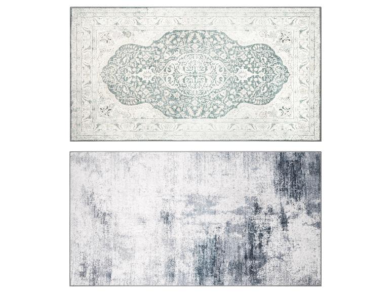 Deux tapis : un avec motif classique bleu clair et blanc, un avec motif abstrait gris et blanc.