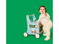 Bébé jouant avec un trotteur d'activités en bois avec des fonctions de cuisine sur fond vert.