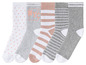 Un ensemble de chaussettes avec des pois, des rayures et un imprimé NYC.