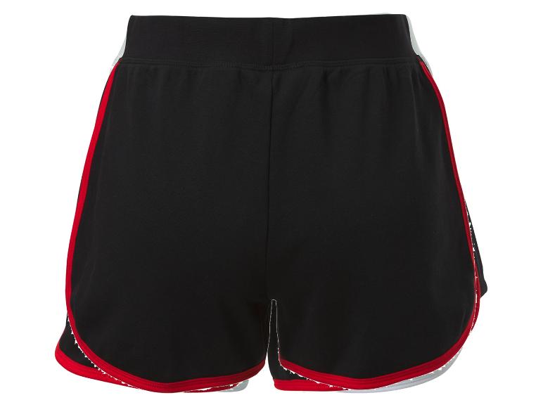 Shorts de sport noirs avec des détails rouges et gris.