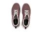 Une paire de chaussures de sport Crivit violettes avec des lacets blancs.