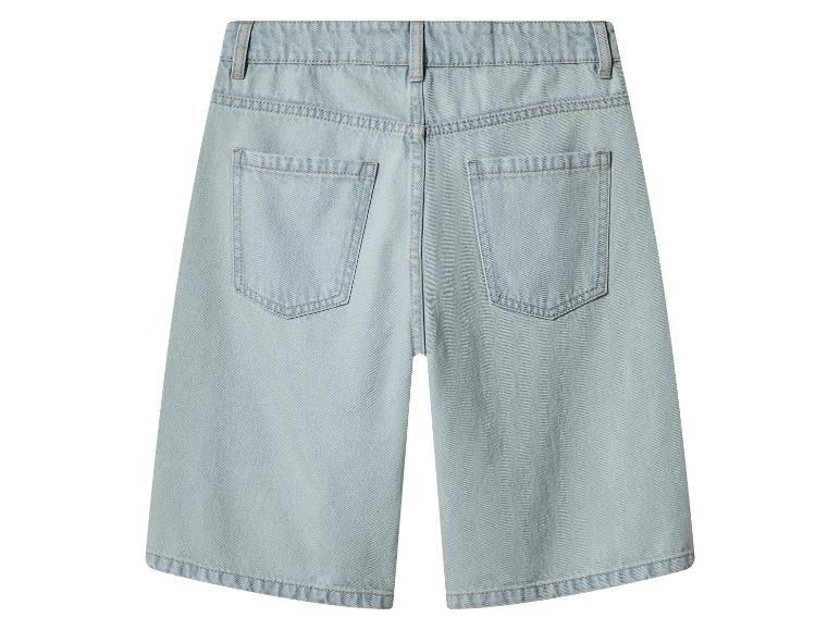 Short en jean bleu clair avec poches arrière, vue de dos
