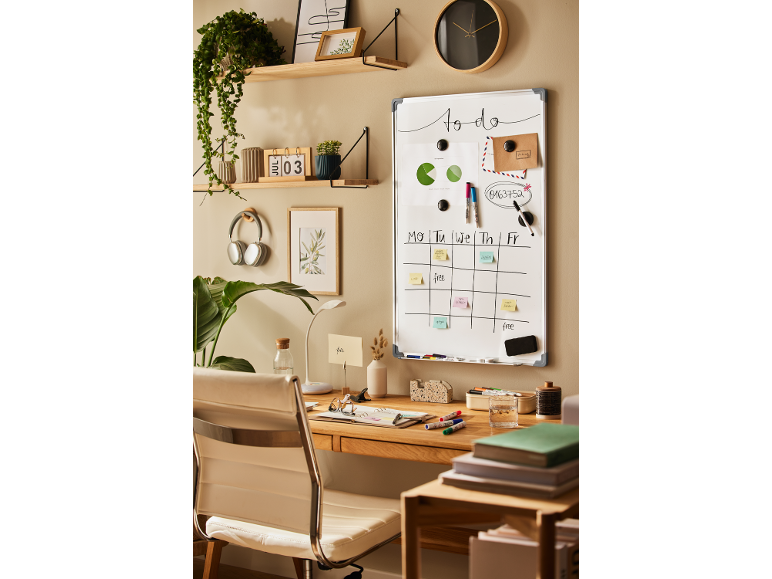 Bureau en bois chaleureux avec chaise de bureau, tableau blanc et étagères murales.