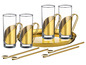 Quatre verres avec des accents dorés sur un plateau avec des cuillères dorées.