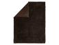 Couverture en fausse fourrure marron foncé, pliée dans le coin.