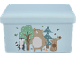 Boîte de rangement bleu clair avec un ours, un raton laveur et des arbres de style dessin animé.