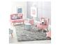Chambre d'enfant avec chaises roses, poufs et tapis gris.