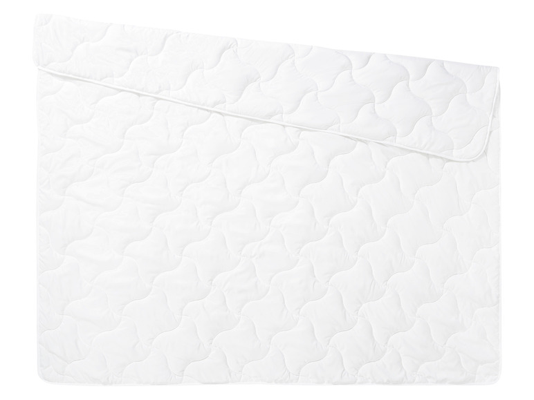 Une couette blanche avec un matelassage ondulé.