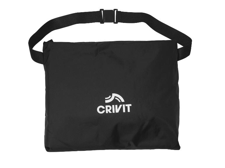 Sac de sport noir avec une sangle réglable et un logo blanc sur le devant.