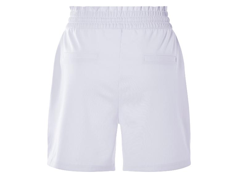 Shorts blancs à taille élastique.