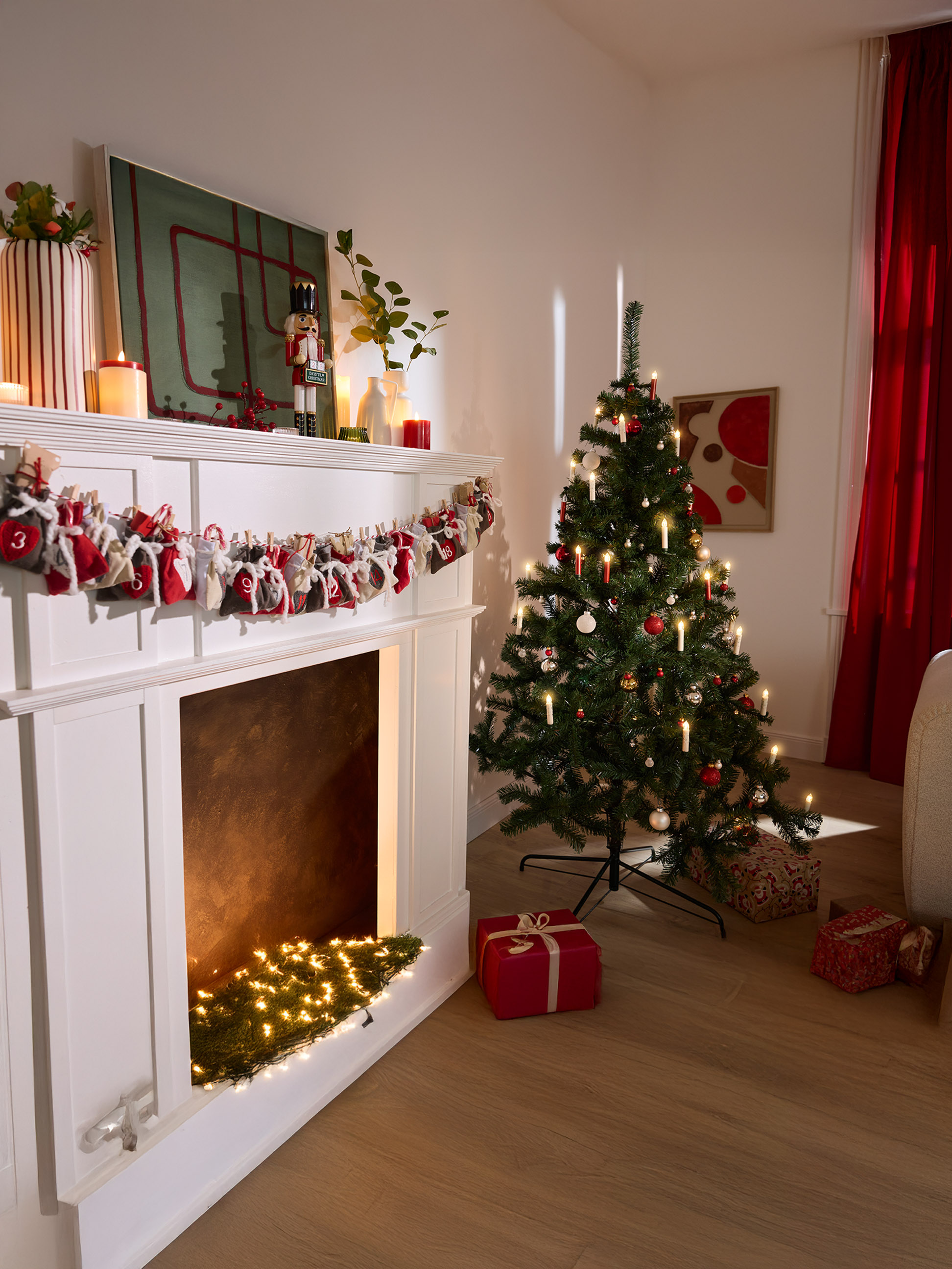 Salon décoré pour Noël avec un sapin, une cheminée avec un calendrier de l'avent et des cadeaux.