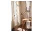 Linge de maison beige, table en bois et vaisselle dans une ambiance minimaliste.