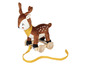 Un renne en peluche sur des roues en bois avec une corde de traction jaune.
