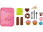 Un ensemble de desserts jouets avec un plateau rose, une assiette verte, diverses pâtisseries et des couverts.