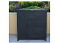 Armoire d'extérieur gris foncé à deux portes avec logo Habau, placée sur une terrasse avec des plantes vertes en arrière-plan.