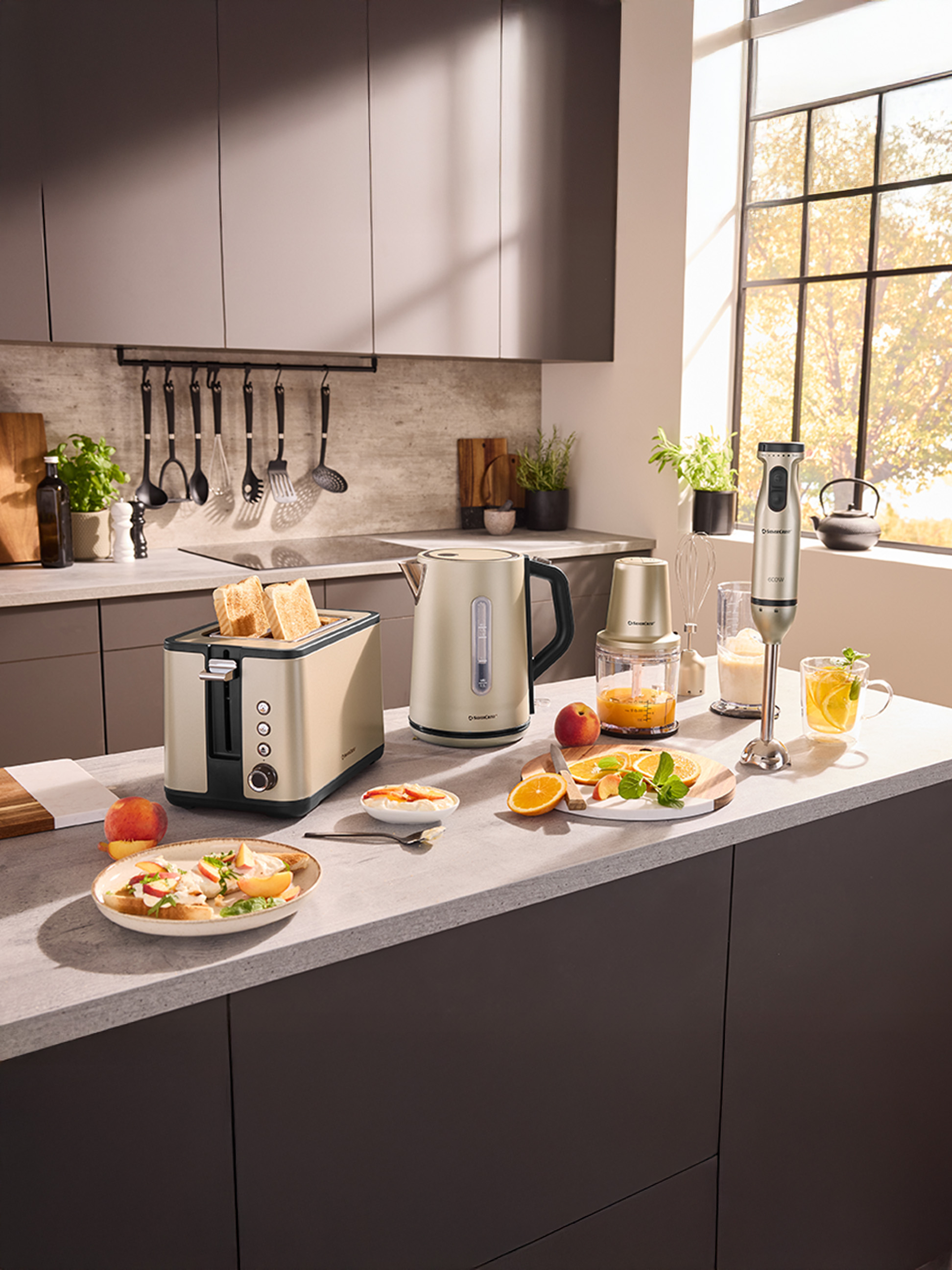 Appareils de cuisine SilverCrest, dont un grille-pain, une bouilloire et un mixeur, sur un comptoir de cuisine.