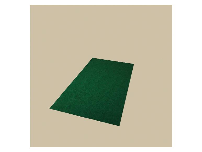Tapis rectangulaire vert sur fond beige.