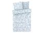 Une housse de couette bleu clair avec un motif floral.