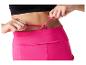 Haut de sport noir et legging rose ajusté.