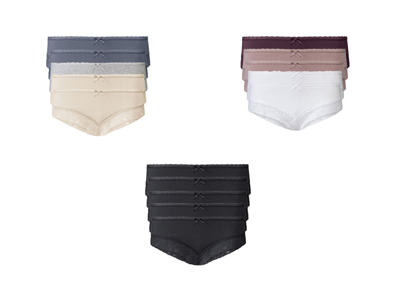 Trois ensembles de culottes pour femmes de différentes couleurs avec de la dentelle.
