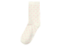 Une chaussette blanche avec de petits cœurs roses.