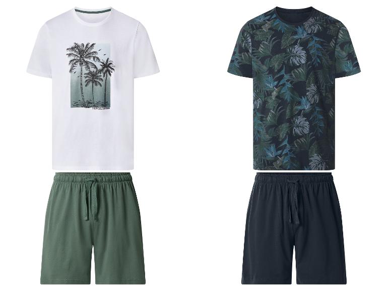 Deux ensembles t-shirt et short : un t-shirt blanc avec palmiers et short vert, et un t-shirt bleu foncé à motif tropical et short bleu foncé.