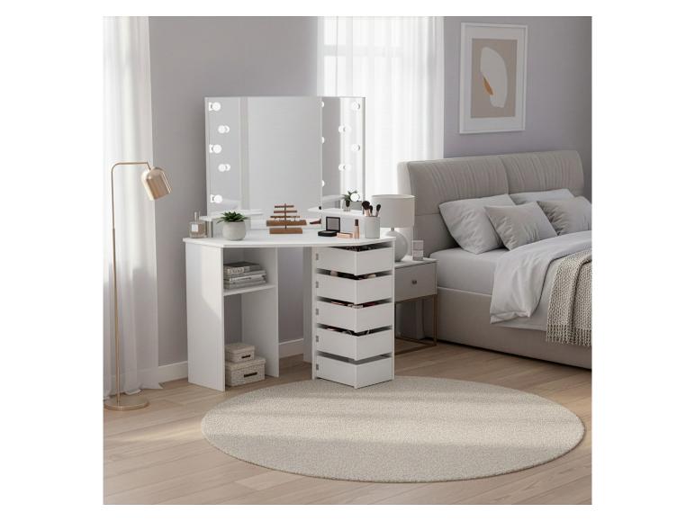 Coiffeuse blanche avec miroir lumineux, tiroirs et étagères dans une chambre.