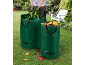 Deux sacs de jardin verts remplis de feuilles et de branches, avec une personne qui taille.