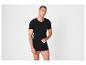 T-shirt et boxers noirs pour homme sur fond blanc.