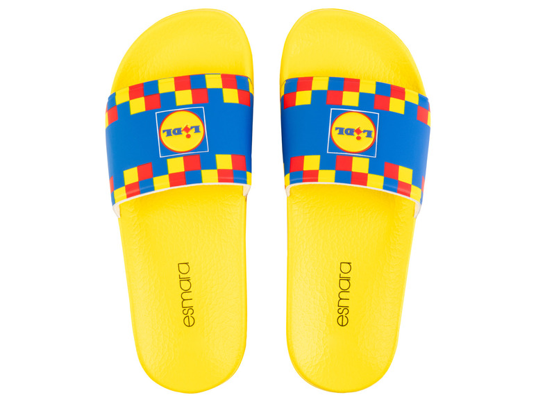 Des tongs jaunes avec le logo Lidl et la marque Esmara.