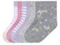 Six paires de chaussettes à rayures et avec un motif de licorne et d'étoiles.