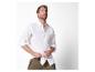 Chemise blanche en lin et pantalon kaki pour homme.