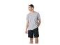Homme en t-shirt gris et short noir, debout et souriant.