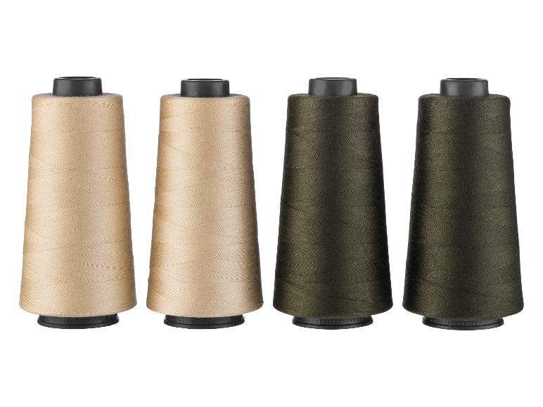 Quatre bobines de fil beige et olive.